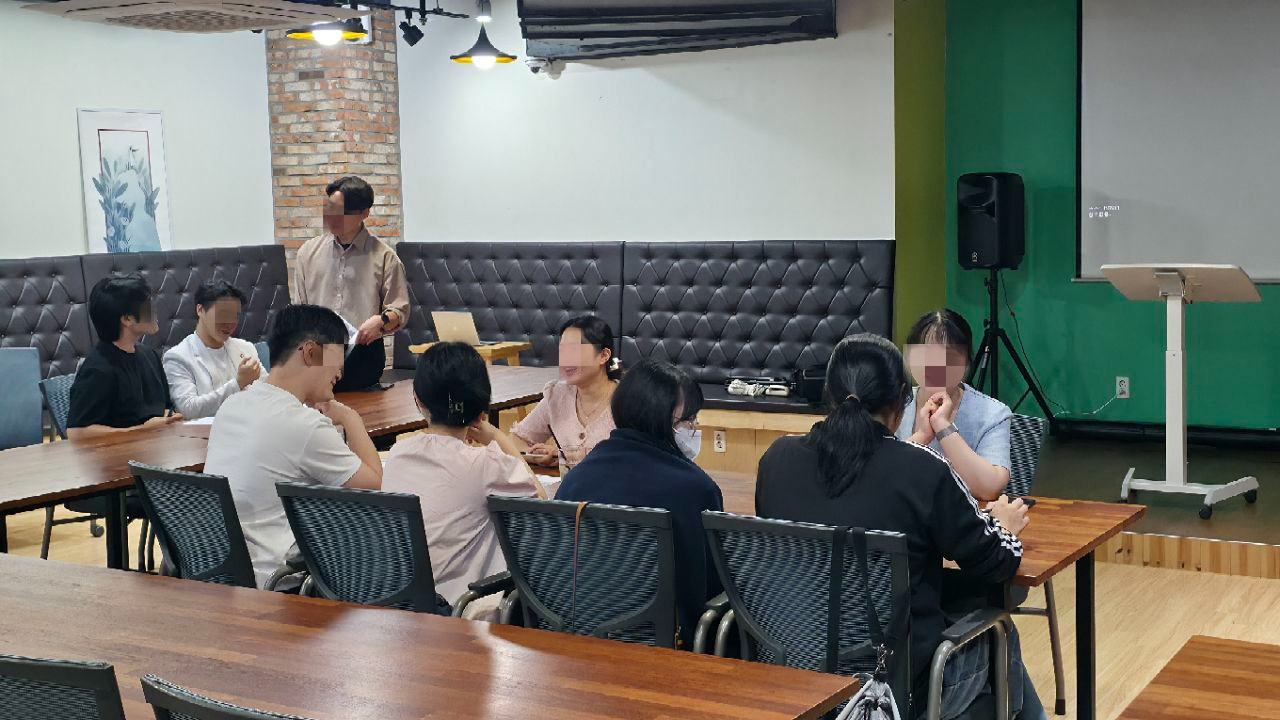 집중하는 관객 장면