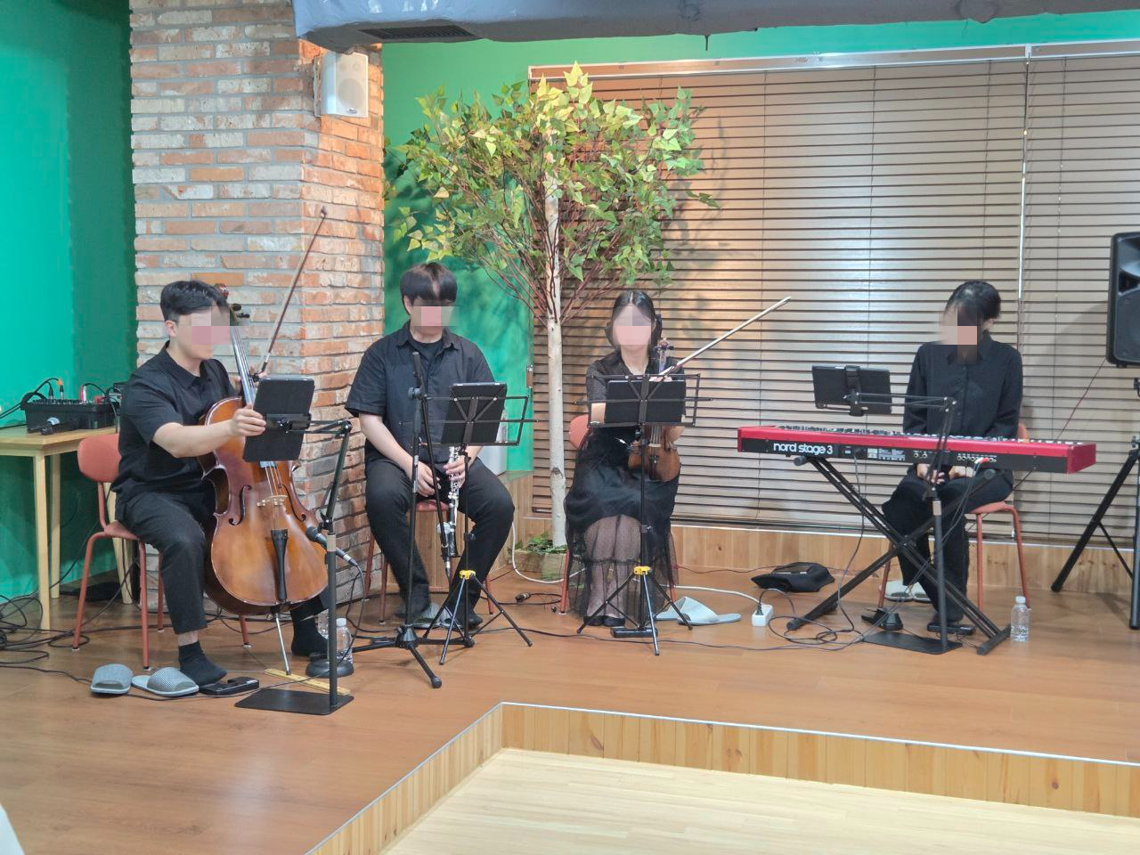 오프닝 무대 전경, 조명과 관객 웨이브